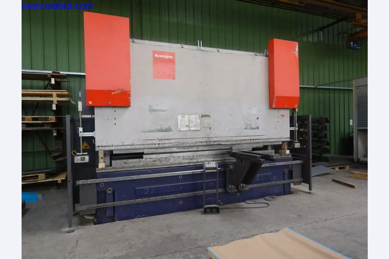 Vzdrževal stroje in tehnično opremo za obdelavo jekla in pločevine-1