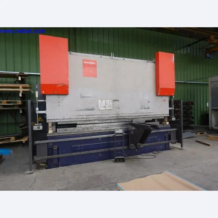 Vzdrževal stroje in tehnično opremo za obdelavo jekla in pločevine-1