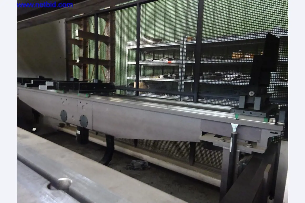 Vzdrževal stroje in tehnično opremo za obdelavo jekla in pločevine-6