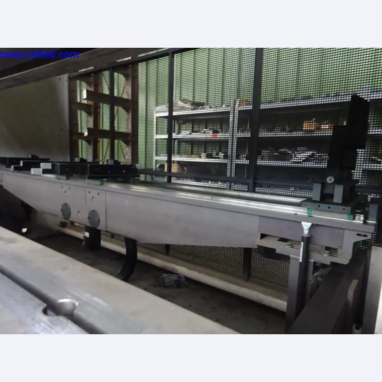 Vzdrževal stroje in tehnično opremo za obdelavo jekla in pločevine-6