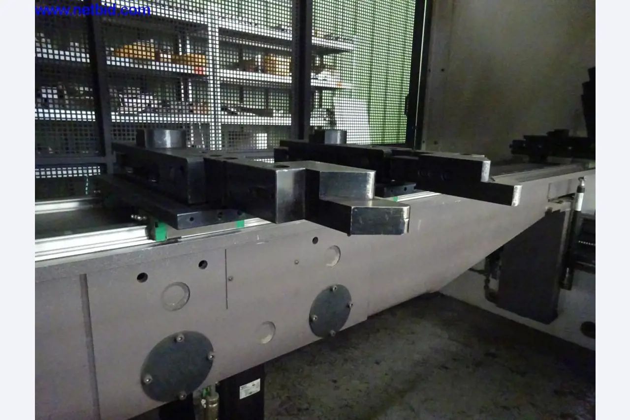 Vzdrževal stroje in tehnično opremo za obdelavo jekla in pločevine-7