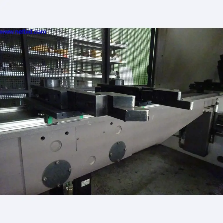 Vzdrževal stroje in tehnično opremo za obdelavo jekla in pločevine-7