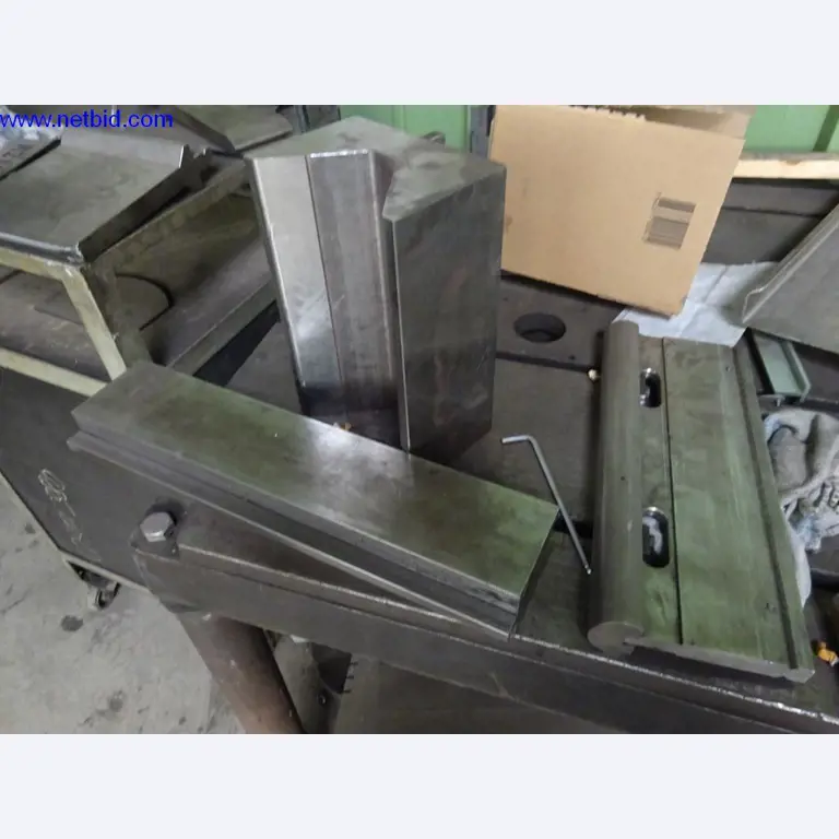 Machines et installations techniques entretenues pour le travail de l'acier et de la tôle-30