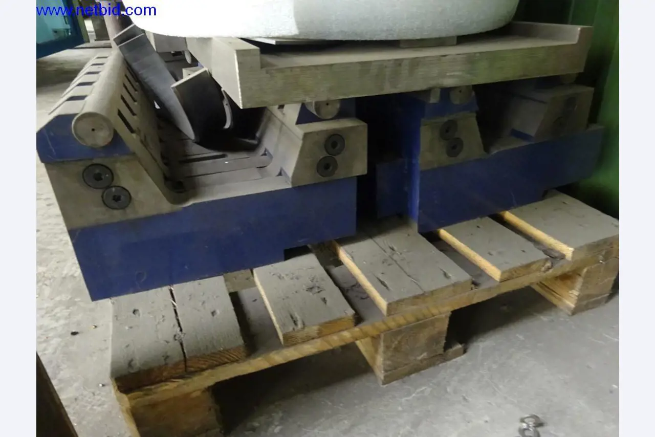 Machines et installations techniques entretenues pour le travail de l'acier et de la tôle-32