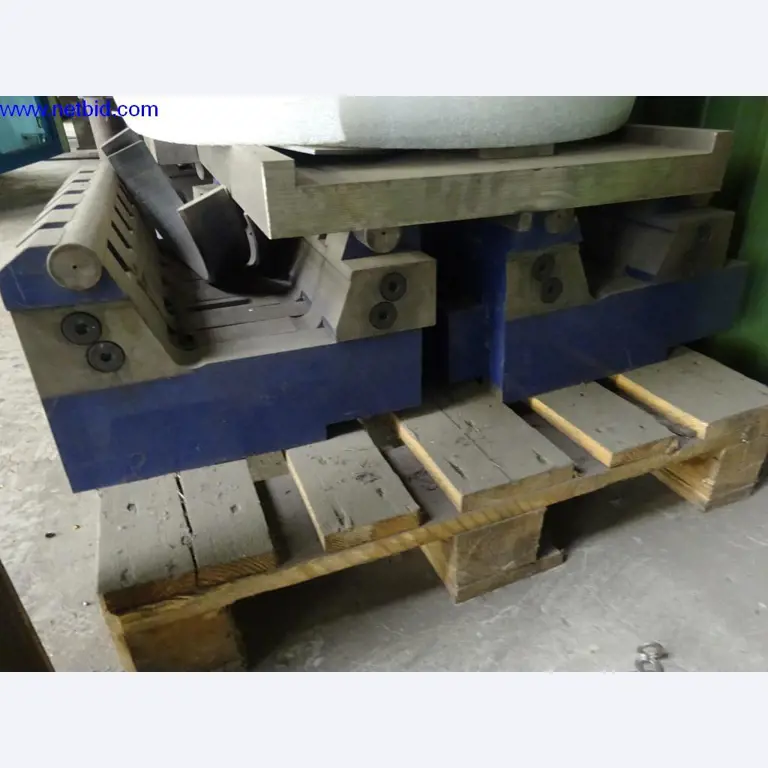 Machines et installations techniques entretenues pour le travail de l'acier et de la tôle-32