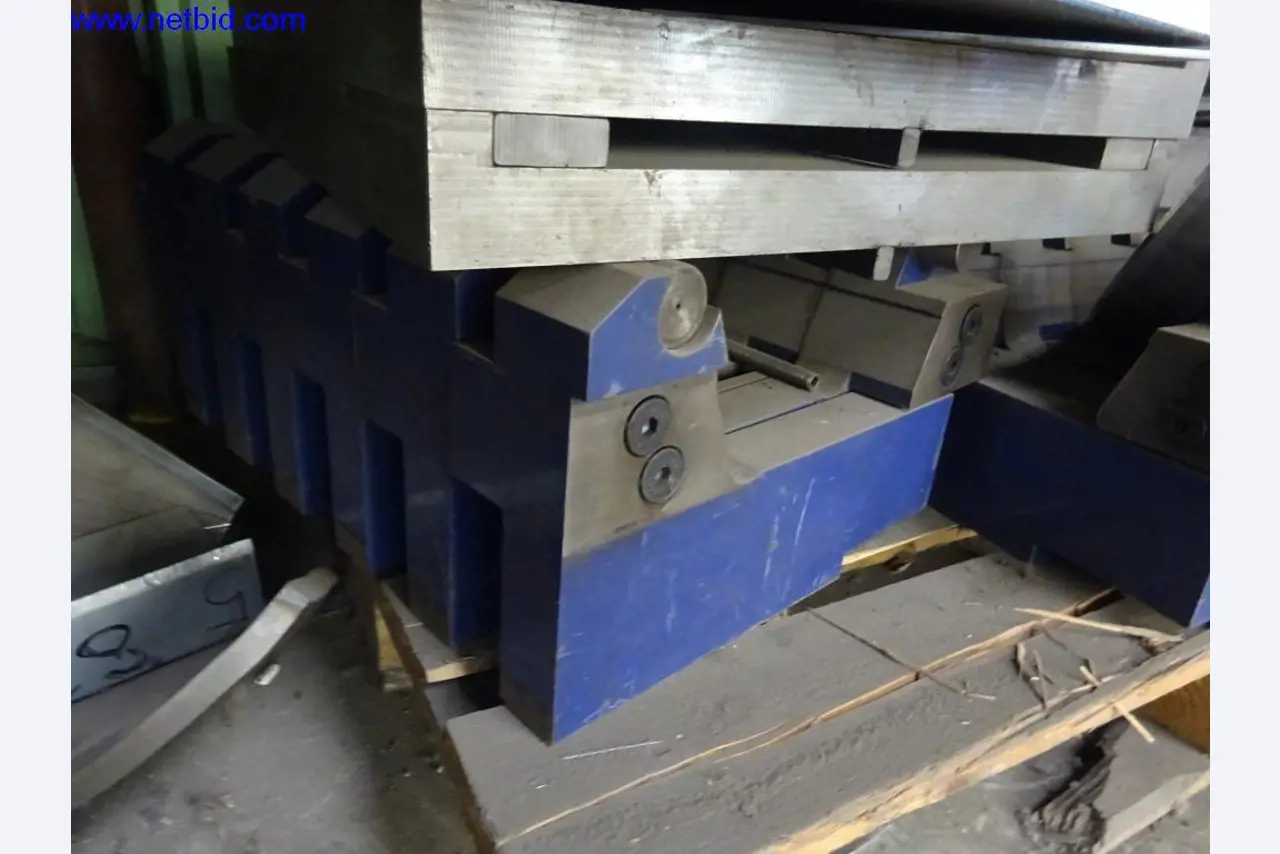 Machines et installations techniques entretenues pour le travail de l'acier et de la tôle-33