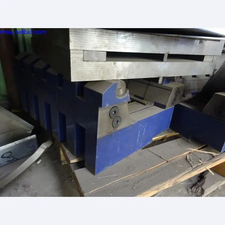 Machines et installations techniques entretenues pour le travail de l'acier et de la tôle-33