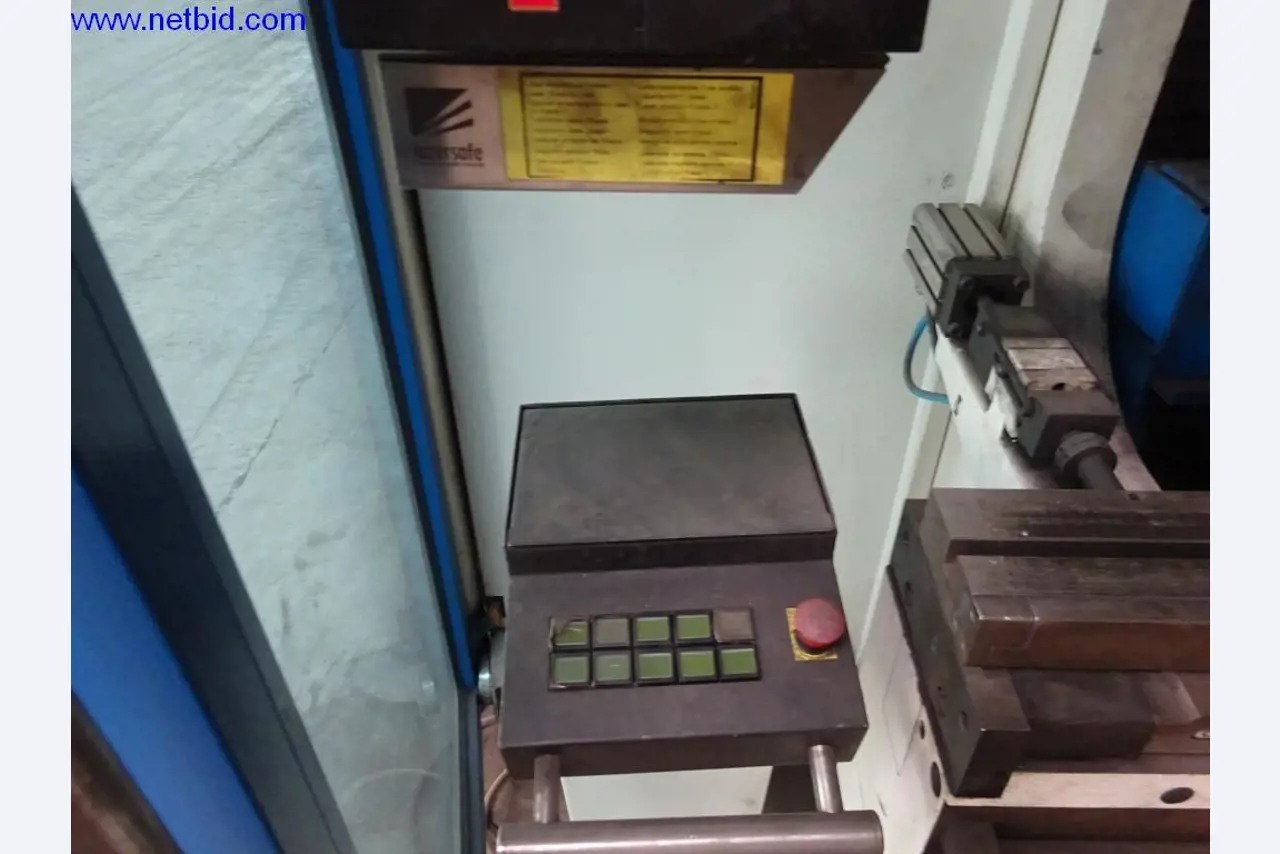 Vzdrževal stroje in tehnično opremo za obdelavo jekla in pločevine-10