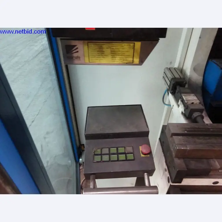 Vzdrževal stroje in tehnično opremo za obdelavo jekla in pločevine-10