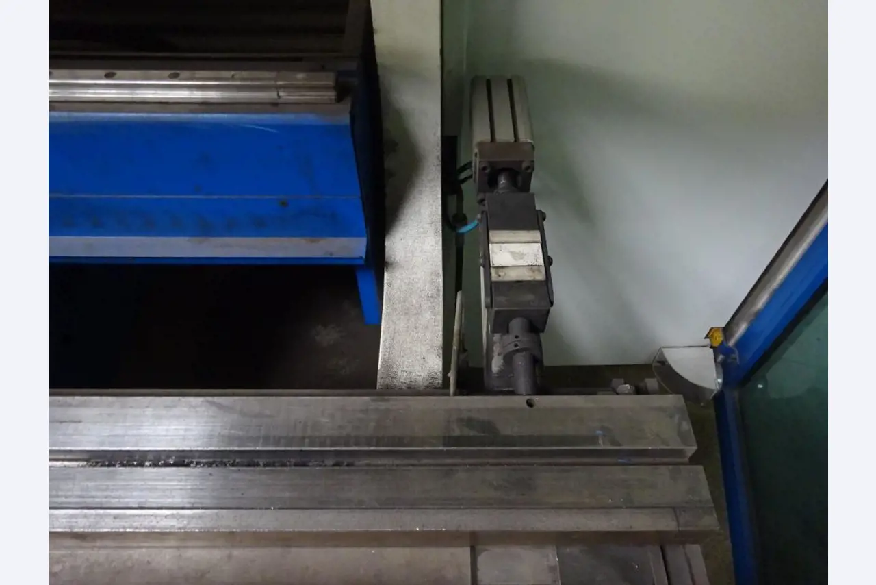 Vzdrževal stroje in tehnično opremo za obdelavo jekla in pločevine-12