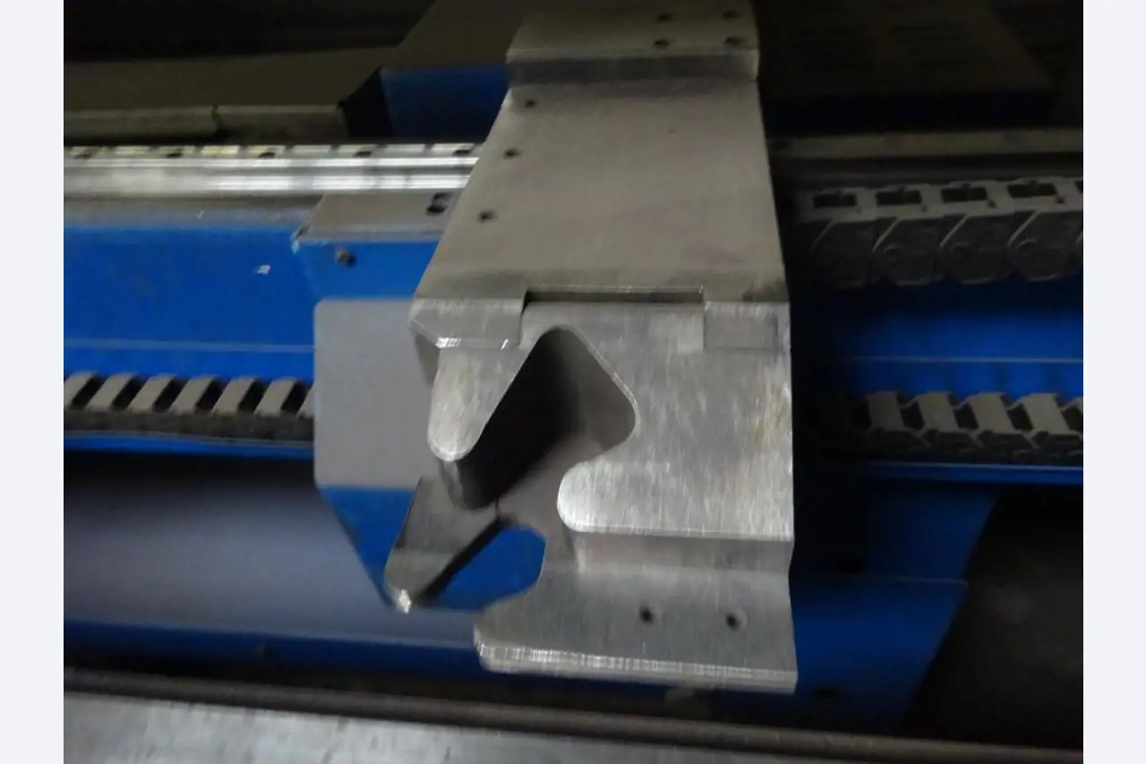 Vzdrževal stroje in tehnično opremo za obdelavo jekla in pločevine-13