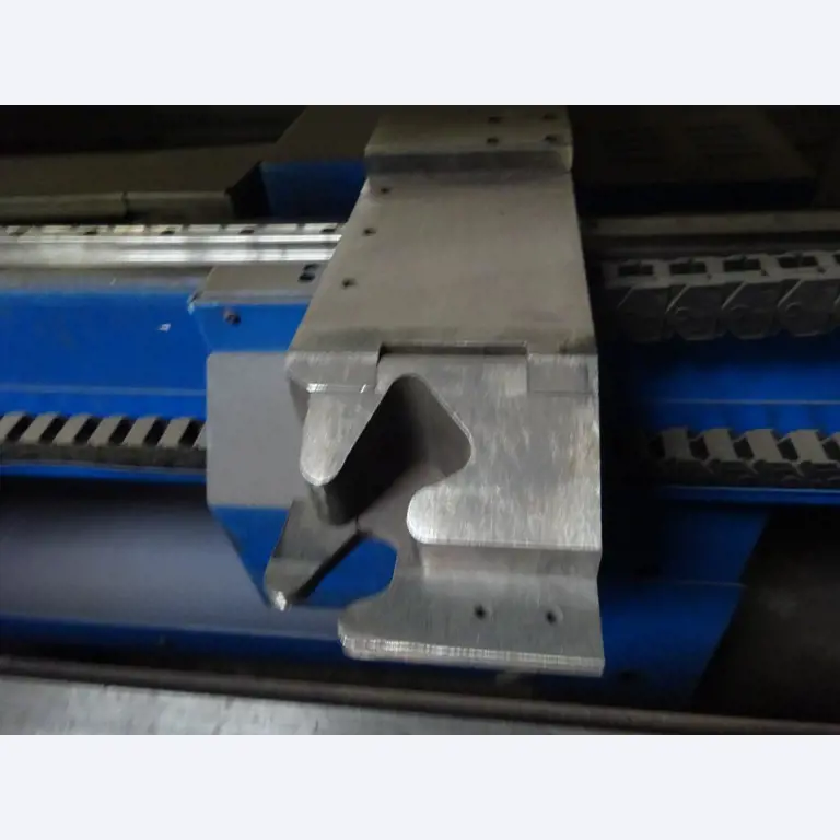 Vzdrževal stroje in tehnično opremo za obdelavo jekla in pločevine-13