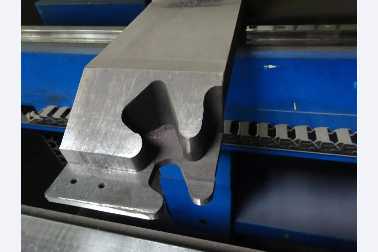 Vzdrževal stroje in tehnično opremo za obdelavo jekla in pločevine-14