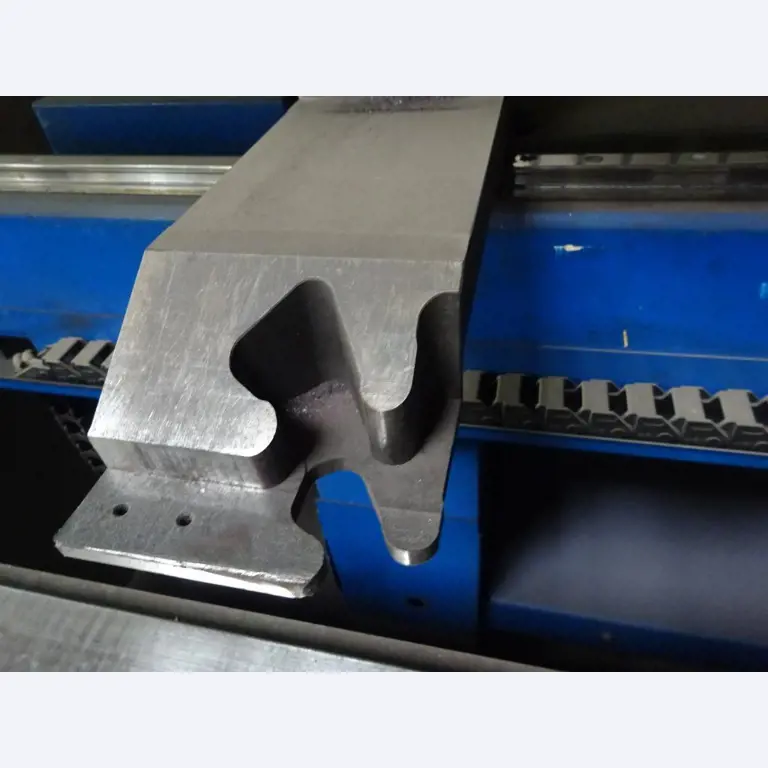 Vzdrževal stroje in tehnično opremo za obdelavo jekla in pločevine-14