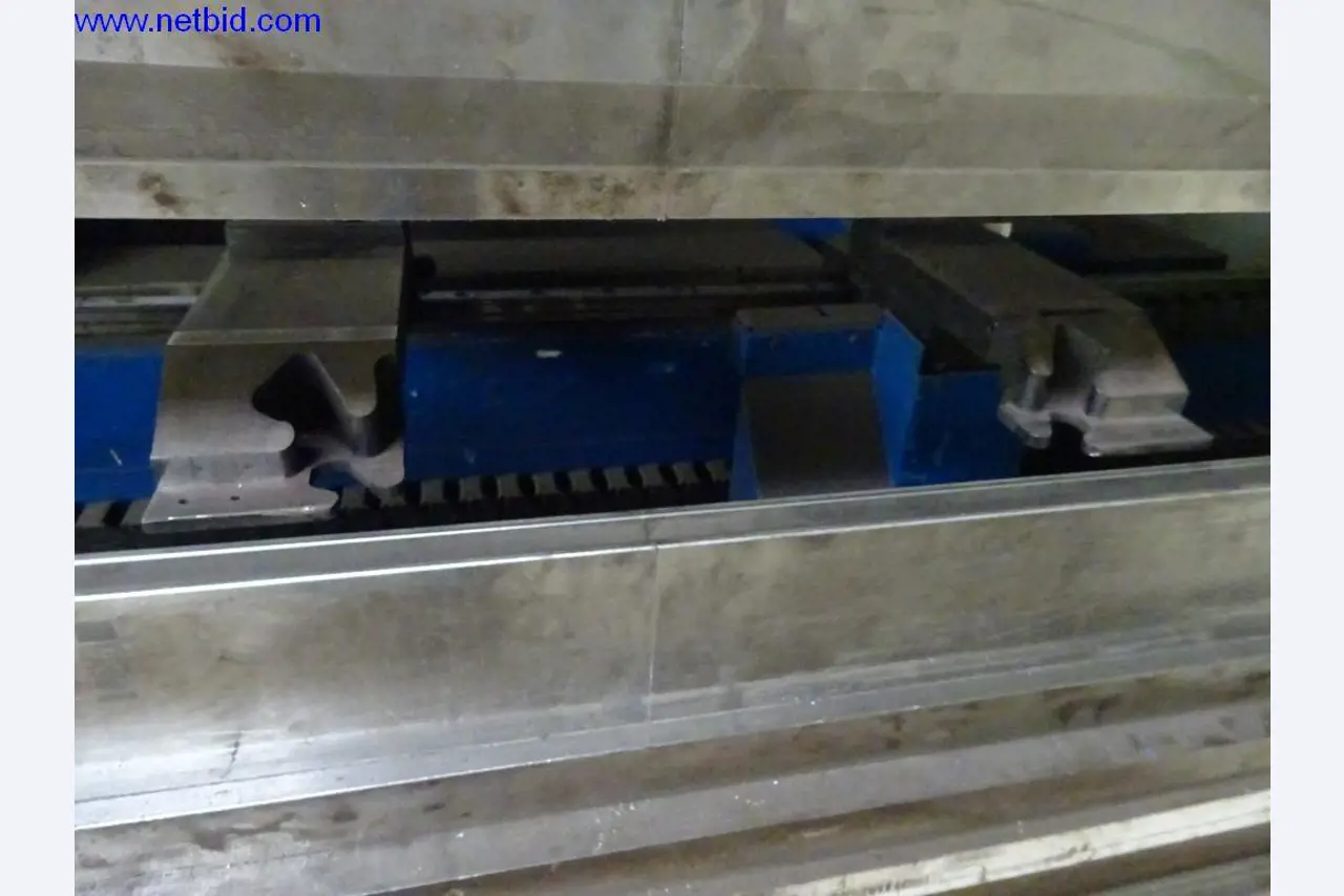 Vzdrževal stroje in tehnično opremo za obdelavo jekla in pločevine-6