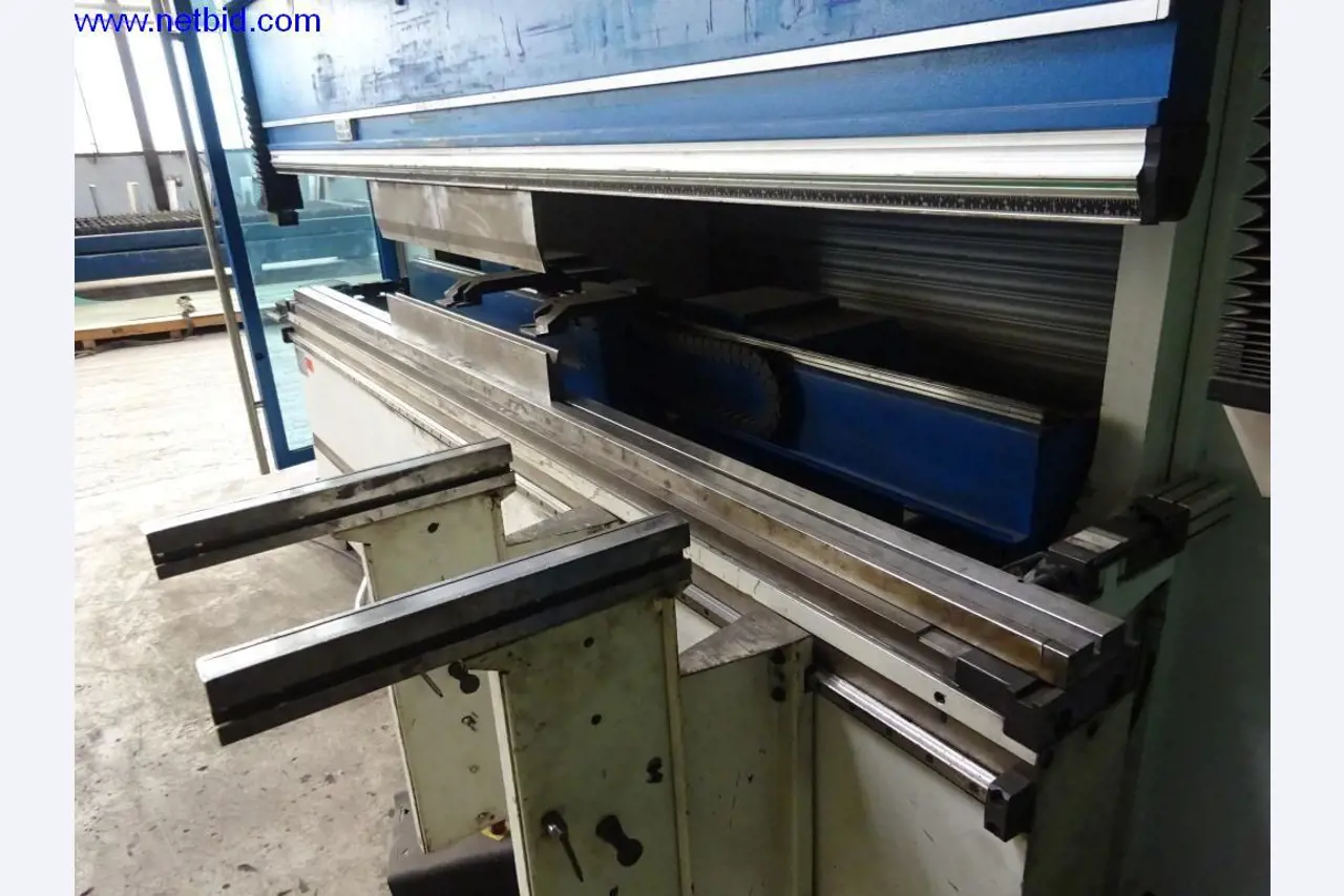 Vzdrževal stroje in tehnično opremo za obdelavo jekla in pločevine-7