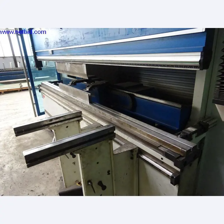 Vzdrževal stroje in tehnično opremo za obdelavo jekla in pločevine-7