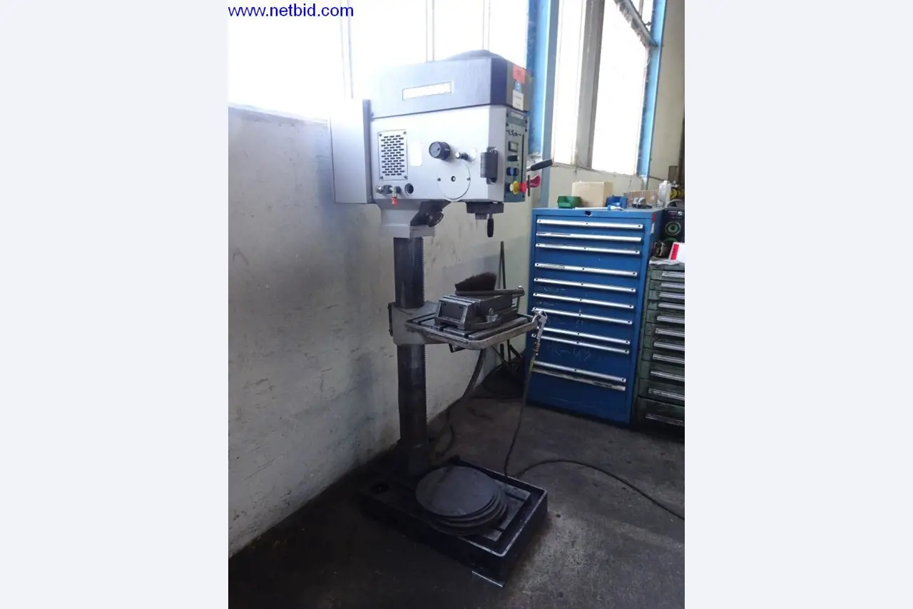 Vzdrževal stroje in tehnično opremo za obdelavo jekla in pločevine-1