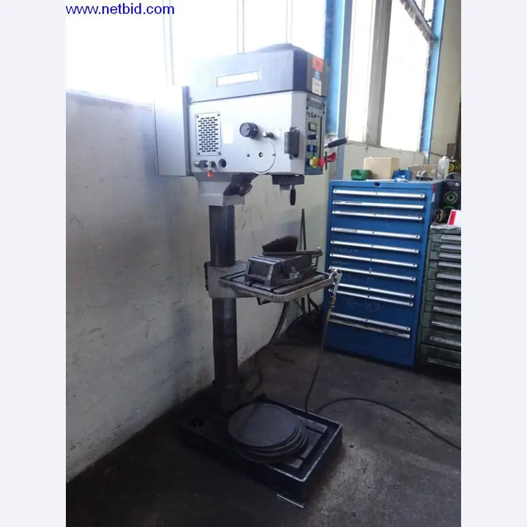 Vzdrževal stroje in tehnično opremo za obdelavo jekla in pločevine-1