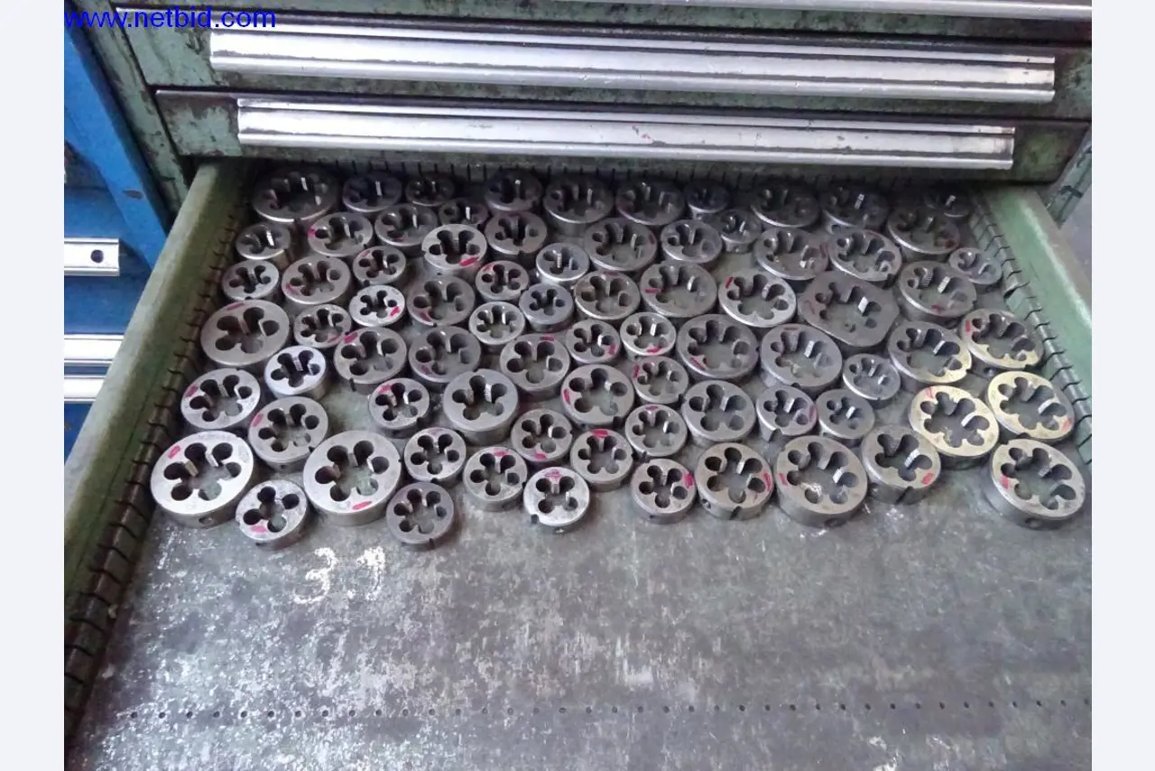 Vzdrževal stroje in tehnično opremo za obdelavo jekla in pločevine-5