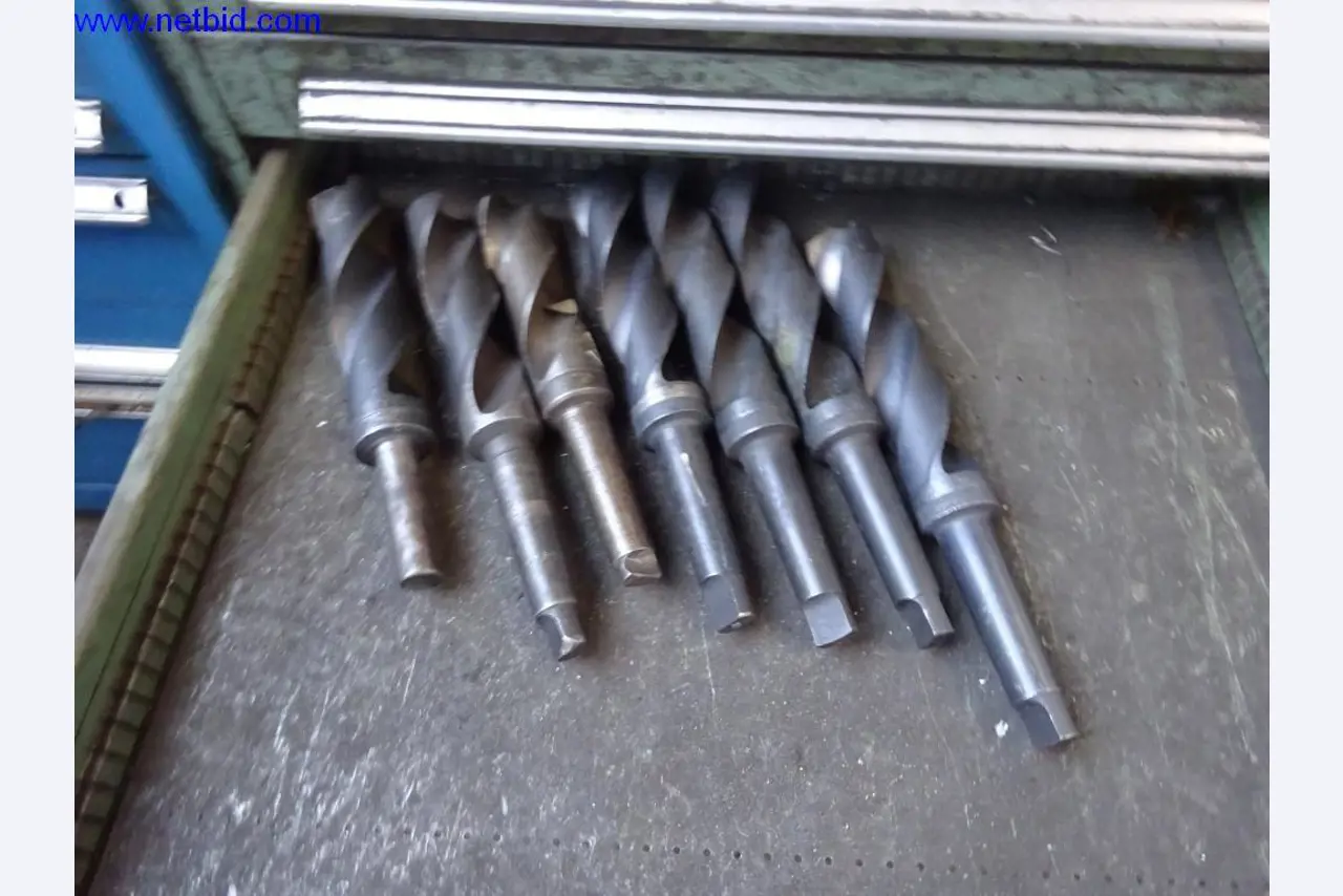 Vzdrževal stroje in tehnično opremo za obdelavo jekla in pločevine-6