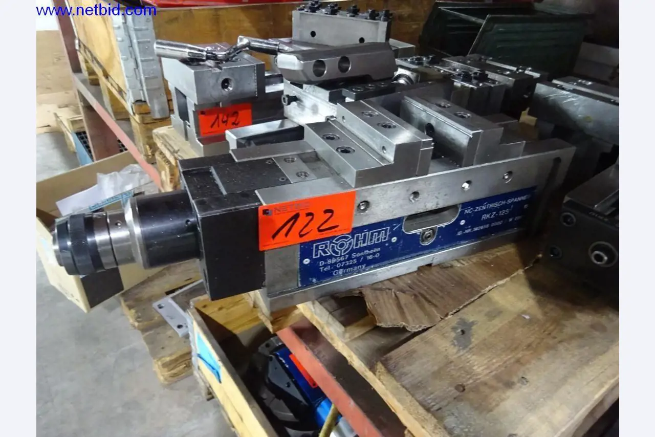 Vzdrževal stroje in tehnično opremo za obdelavo jekla in pločevine-1