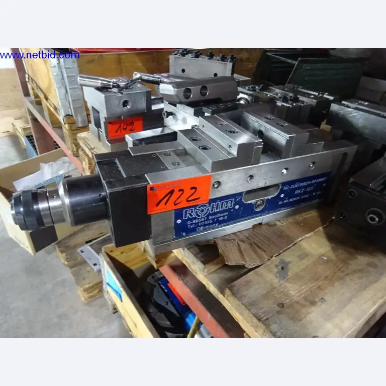 Vzdrževal stroje in tehnično opremo za obdelavo jekla in pločevine-1