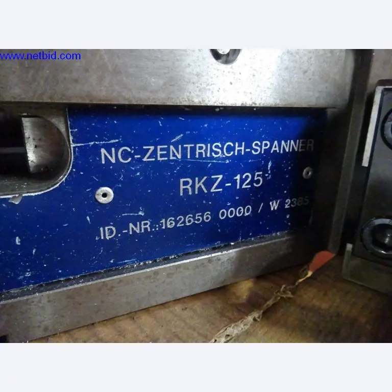 Vzdrževal stroje in tehnično opremo za obdelavo jekla in pločevine-2