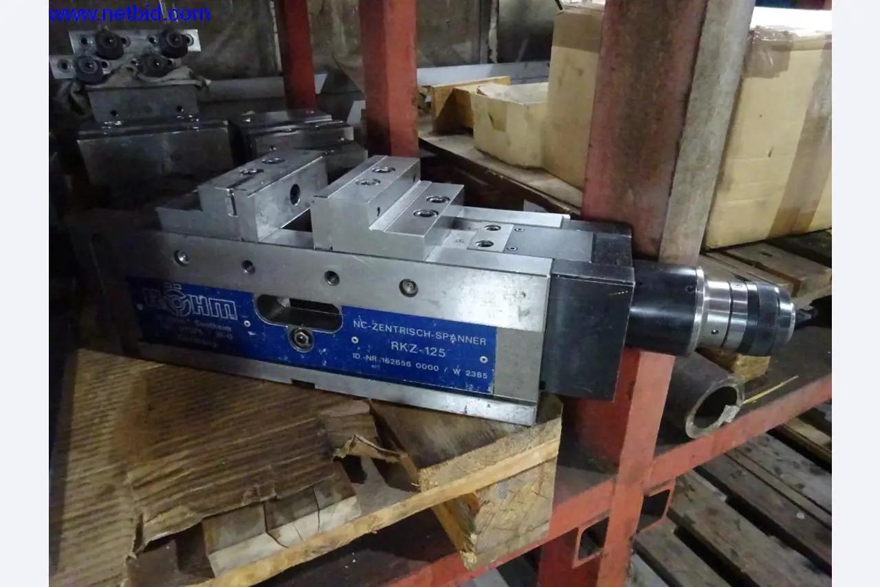 Vzdrževal stroje in tehnično opremo za obdelavo jekla in pločevine-3