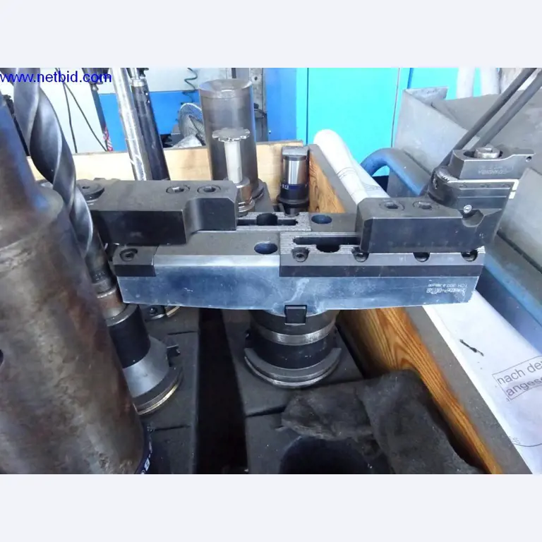 Vzdrževal stroje in tehnično opremo za obdelavo jekla in pločevine-2