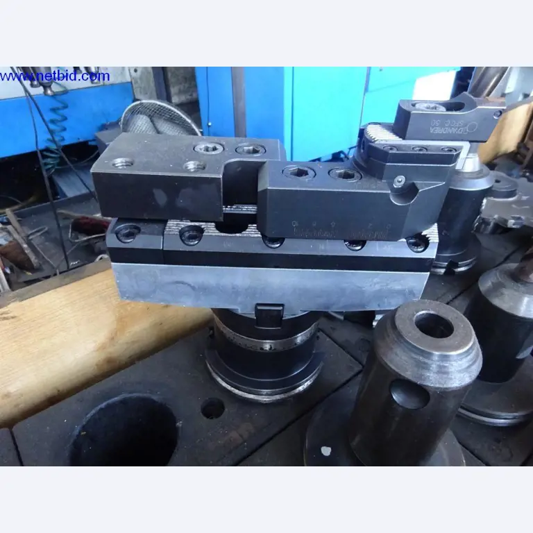 Vzdrževal stroje in tehnično opremo za obdelavo jekla in pločevine-4