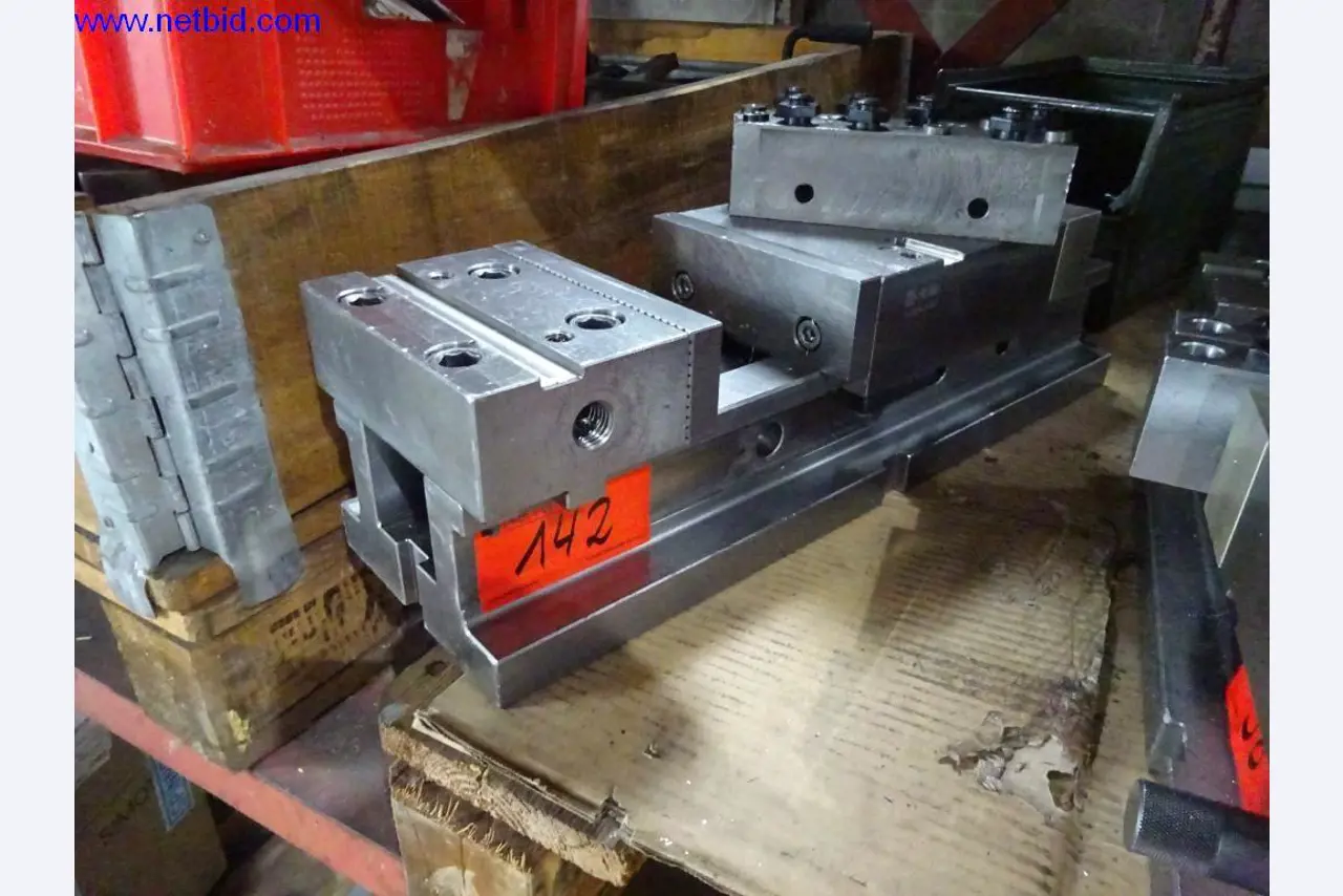 Vzdrževal stroje in tehnično opremo za obdelavo jekla in pločevine-1