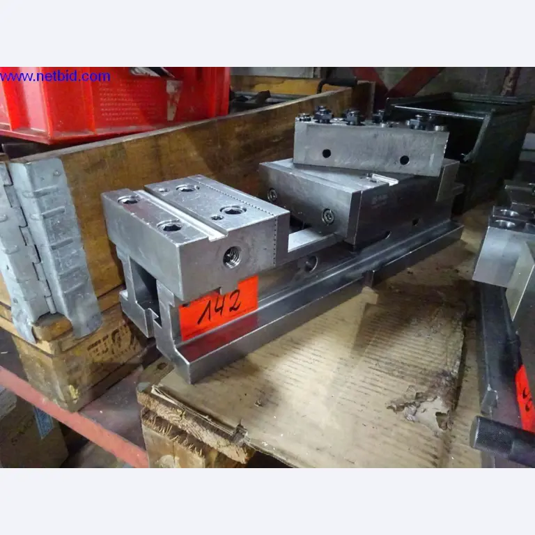 Vzdrževal stroje in tehnično opremo za obdelavo jekla in pločevine-1