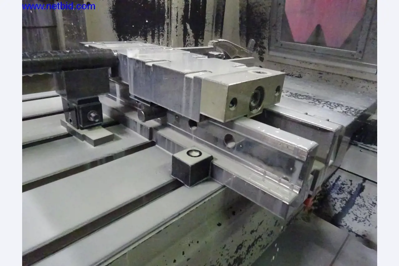 Vzdrževal stroje in tehnično opremo za obdelavo jekla in pločevine-1