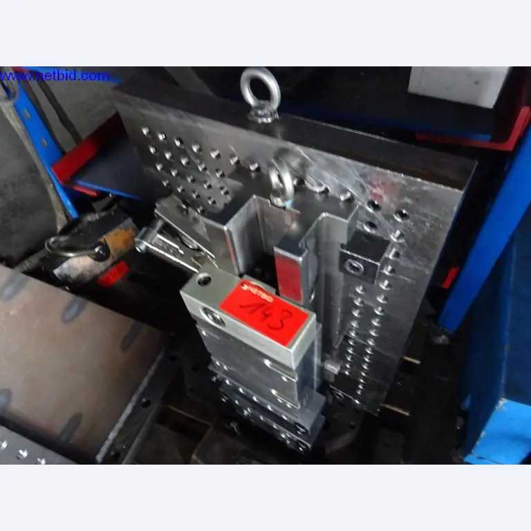 Vzdrževal stroje in tehnično opremo za obdelavo jekla in pločevine-3