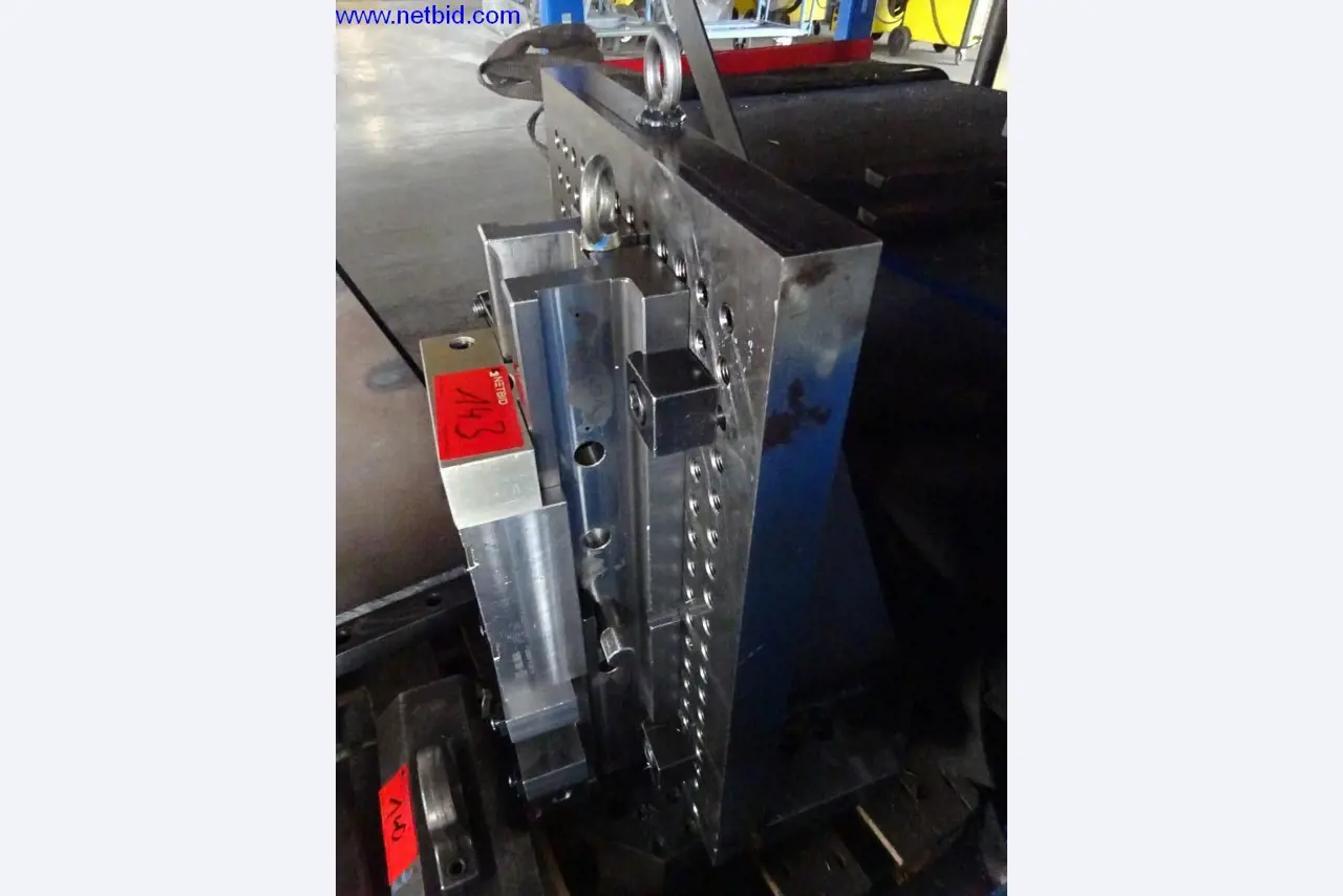 Vzdrževal stroje in tehnično opremo za obdelavo jekla in pločevine-4