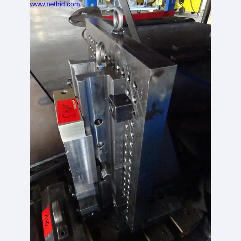 Vzdrževal stroje in tehnično opremo za obdelavo jekla in pločevine-4