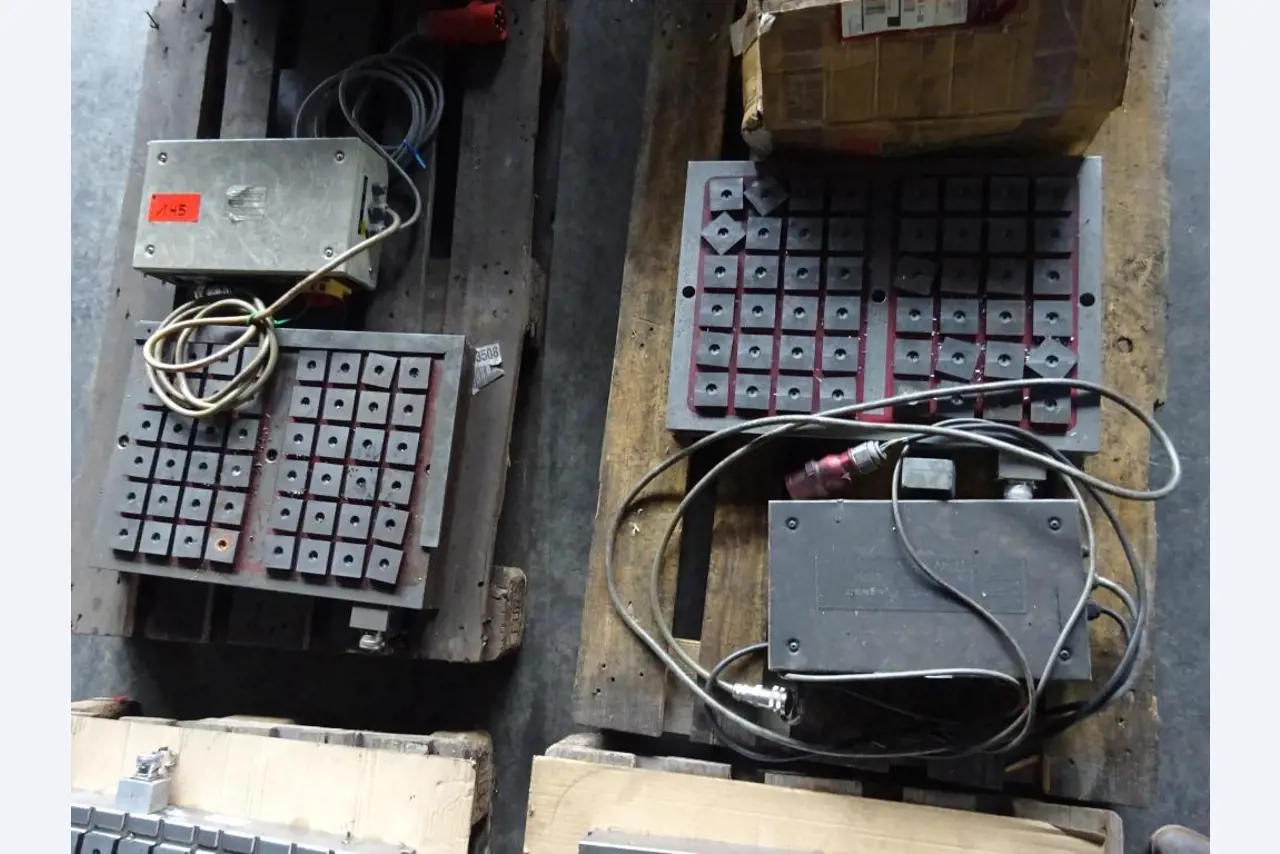 Vzdrževal stroje in tehnično opremo za obdelavo jekla in pločevine-1