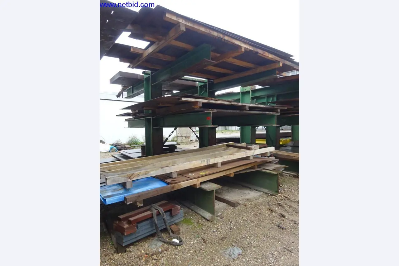 Vzdrževal stroje in tehnično opremo za obdelavo jekla in pločevine-1