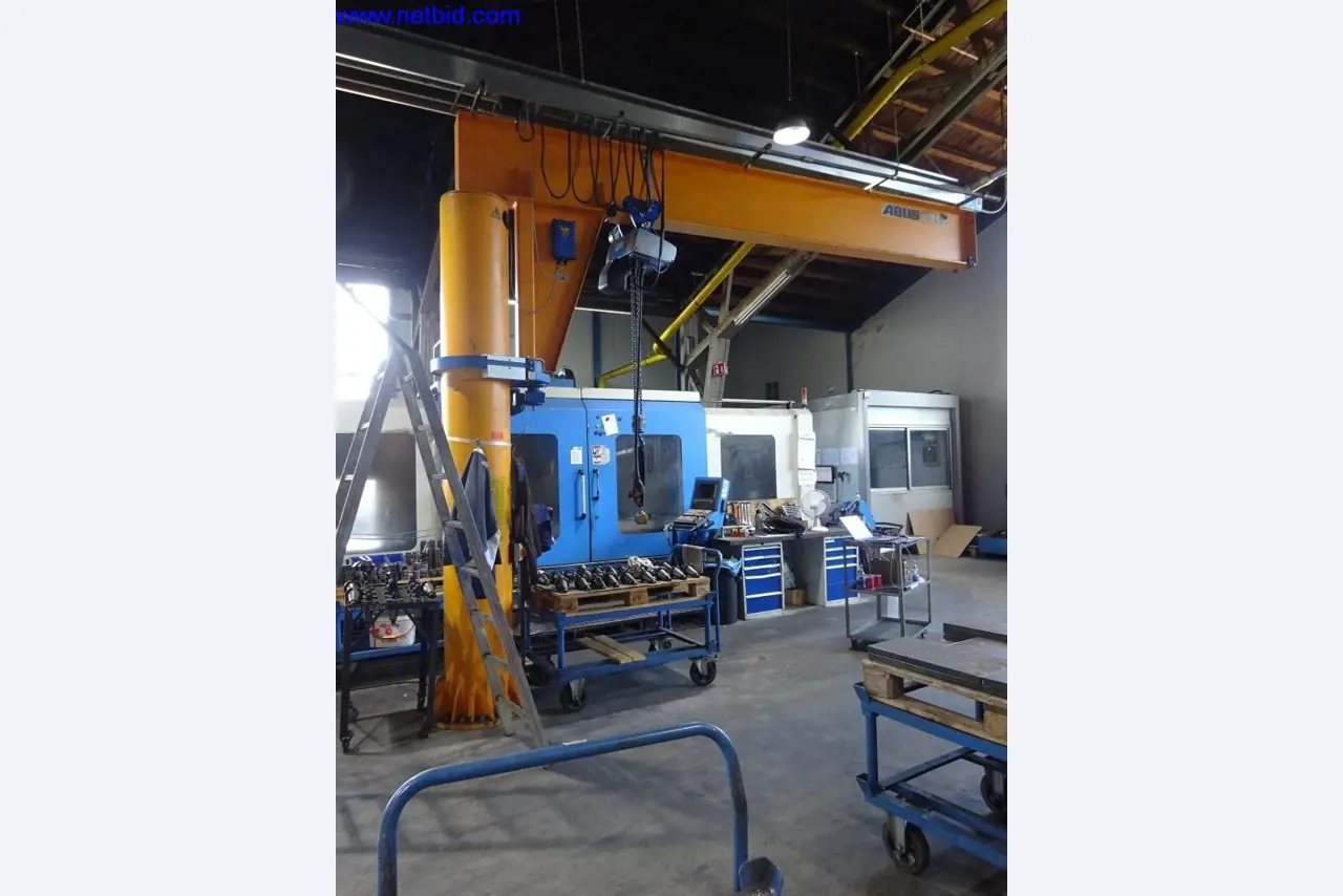 Vzdrževal stroje in tehnično opremo za obdelavo jekla in pločevine-1