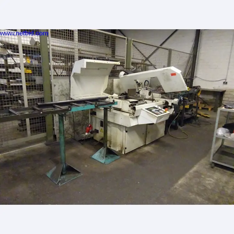 Vzdrževal stroje in tehnično opremo za obdelavo jekla in pločevine-1