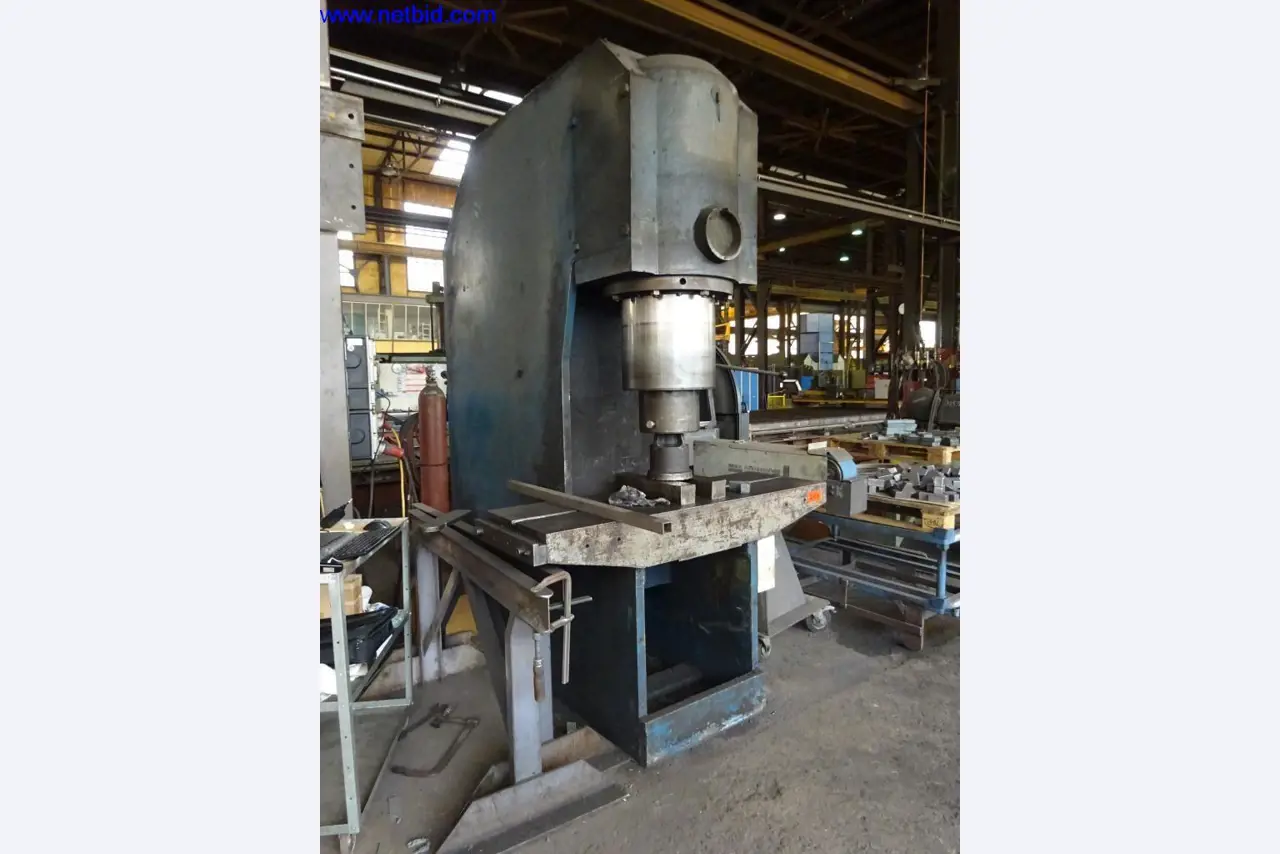 Machines et installations techniques entretenues pour le travail de l'acier et de la tôle-1