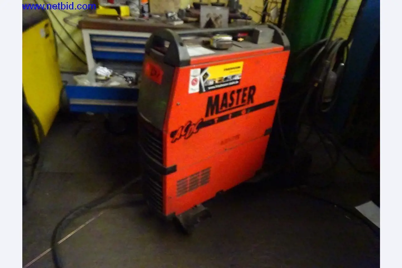 Vzdrževal stroje in tehnično opremo za obdelavo jekla in pločevine-1