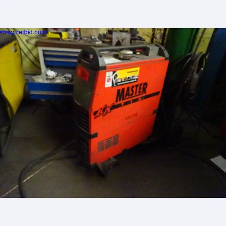 Vzdrževal stroje in tehnično opremo za obdelavo jekla in pločevine-1