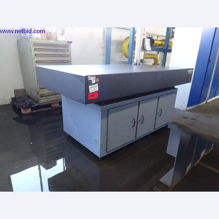 Vzdrževal stroje in tehnično opremo za obdelavo jekla in pločevine-1