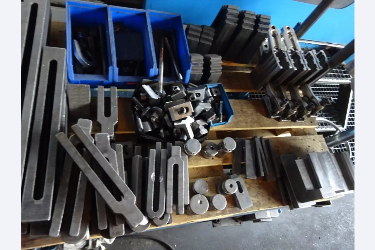 Vzdrževal stroje in tehnično opremo za obdelavo jekla in pločevine-8