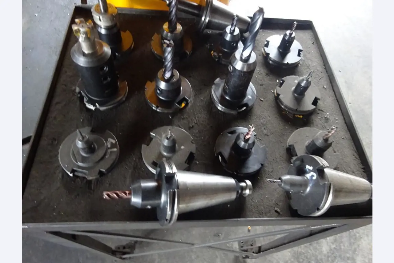 Vzdrževal stroje in tehnično opremo za obdelavo jekla in pločevine-9