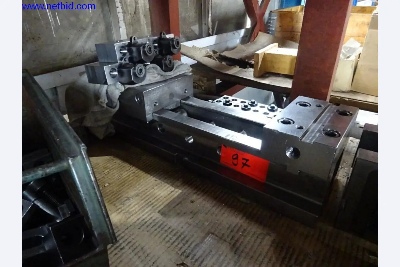 Vzdrževal stroje in tehnično opremo za obdelavo jekla in pločevine-1