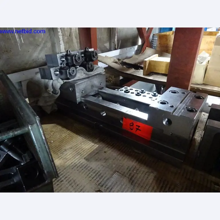 Vzdrževal stroje in tehnično opremo za obdelavo jekla in pločevine-1