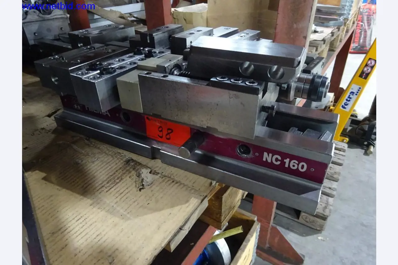 Vzdrževal stroje in tehnično opremo za obdelavo jekla in pločevine-1